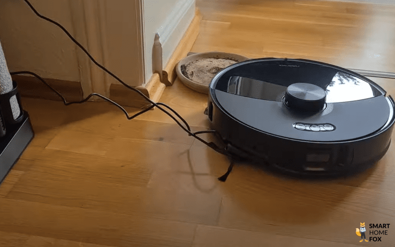 Der Roborock S8 MaxV Ultra hat sich mit seiner ausfahrbaren Seitenbürste in einem Kabel verfangen.